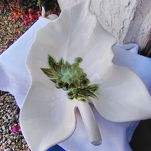 Vintage hull leaf table decor